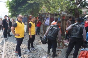 Gerebek Kampung Bahari, Sita Belasan Senjata Tajam & Bongkar Gubuk Liar di Bantaran Rel