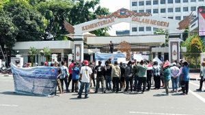 Puluhan Mahasiswa Membrano Tengah Gerudug Kemendagri, Ada Apa?