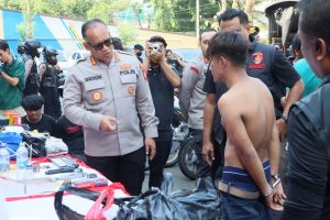Grebek Kampung Bahari, Polres Jakarta Utara Tangkap 34 Orang dan Sita 1,6 Kg Sabu Hingga Air Soft Gun