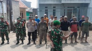 Antisipasi Banjir Babinsa Pimpin Normalisasi Saluran Air Kali Asem