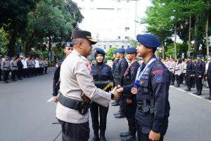 Polda Metro Jaya Berikan Penghargaan Kepada Personel Satbrimobda Polda Metro Jaya Yang Berprestasi