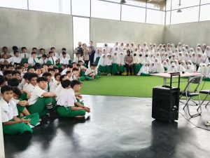 Polri Go School, Kanit Binmas Polsek Bekasi Utara Berikan Materi Antisipasi Kenakalan Pelajar dan Anti Bulliying di SMP IT Gema Nurani