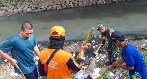 Karya Bakti Bersihkan Saluran Air, Babinsa Cakung Bersama Warga Pulogebang
