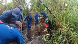 Babinsa Bintaro Serma Armawan Bersama 3 Pilar Kerja Bakti Bersihkan Saluran Air