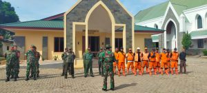 Karya Bakti Koramil 03/Pasar Rebo Bersihkan Area Gereja Lahai Roi