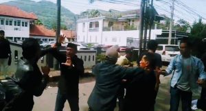 Sidang Pertama Kades Dadang Darajat Majasetra Ricuh Di Depan Pengadilan Negeri Bale Bandung
