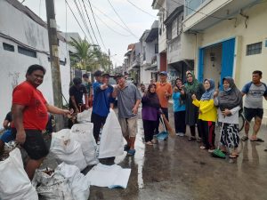 Grebek Sampah RW 07 Kelurahan Sungai Bambu Adakan Kerja Bakti Bersihkan Lingkungan Rt.001/13