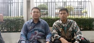 Emak-emak Pengunjuk Rasa Berdemo di Pengadilan Negri Jakpus untuk Meminta Keadilan