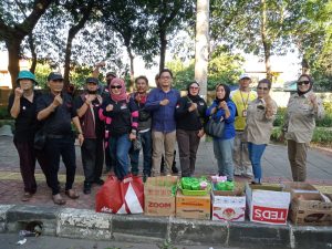 Wartawan Jakarta Utara Peduli Bersama Komunitas Family Max Jakarta Berbagi Takjil di Rawa Badak Selatan