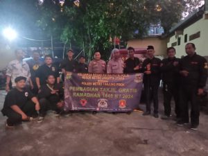 KBPP Polri Bersama Polsek Tanjung Priok Berbagi Takjil Gratis Di Bulan Ramadhan