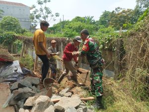 Cegah Banjir Dan Wabah Penyakit, Babinsa Bersama Warga Bersihkan Lingkungan
