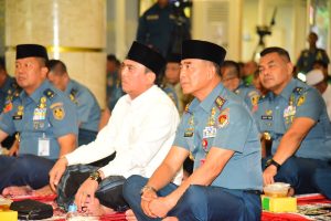 BERBUKA PUASA BERSAMA KASAL DENGAN MASYARAKAT PESISIR DAN OJEK ONLINE YANG DI GELAR OLEH PASMAR 1