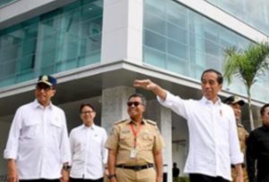 Jokowi – sebut RI masih ketergantungan impor produk – farmasi dan – alat kesehatan.25-april-04-2024
