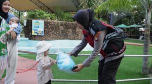 Kapolres & Polwan Jakut Bagi Boneka ke Pengunjung Anak di Ancol