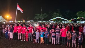 Danlanal Bintan Turut Berbaur Dengan Masyarakat Dalam Menyemarakkan Aacara Nobar Timnas Indonesia