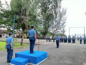 DANLANAL SIMEULUE PIMPIN UPACARA PENAIKAN BENDERA MERAH PUTIH DENGAN KHIDMAT