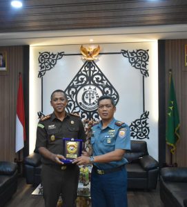 KOMANDAN LANAL BINTAN LAKSANAKAN COURTESY CALL (CC) KE KEJARI BINTAN