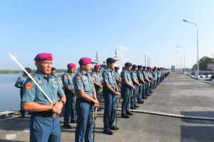 ASPOTMAR DANLANTAMAL I PIMPIN UPACARA BENDERA