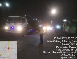 Akibat Ada Galian Jl. Raya Cakung Cilincing Padat, Personil Pos Lantas Cakung Berjibaku Urai Kemacetan