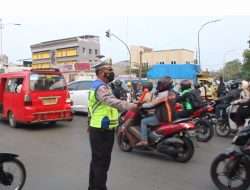 Kanit Lantas Polsek Cakung AKP. Dwi Hari Setianto Bersama Personel Gelar Kegiatan Rutin