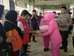 Kepedulian Polisi Bagikan Ratusan Paket Nasi Kotak Di Terbus Pulogebang Cakung