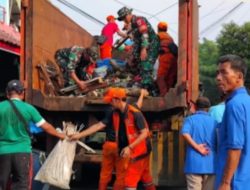 Minggu Bersih, Babinsa Koramil Matraman Bersama PPSU Bersihkan Sampah Lingkungan