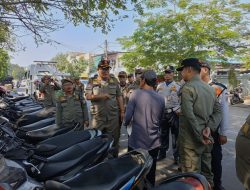 Pol Pamong Praja Kecamatan Cilincing melakukan Penertiban Kaki lima yg berjualan disepanjang Trotoar, didampinggi Dishub, Polsek,  dan Pomal.