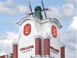 Sikap Arogan Salah Satu Karyawan Holland Bakery Pasar Minggu, Ajak Berkelahi Pengacara Pitra Romadoni    JAKARTA | Sikap tidak terpuji diperlihatkan oleh salah satu karyawan yang bekerja di Gerai Holland Bakery Pasar Minggu saat dia berselisih paham dengan pemilik mobil yang tengah terparkir di area pertokoan yang terletak di  Jl. Raya Pasar Minggu, Kelurahan  Kalibata, Kecamatan Pancoran, Kota Jakarta Selatan, pada hari Kamis 13 Juni 2024.  Sang pemilik mobil yang tidak lain adalah Pitra Romadoni Nasution SH, MH  mengaku atas terjadinya peristiwa tersebut, dirinya merasa tidak nyaman diperlakukan sikap bergaya preman yang ditunjukan oleh salah seorang Karyawan Holland Bakery itu.  Pitra Romadoni  yang merupakan salah satu pengacara papan atas di republik ini yang selama kiprahnya juga telah tercatat sebagai praktisi hukum yang telah banyak memenangkan kasus-kasus besar di ruang persidangan.   Dia pun mengaku atas peristiwa tidak mengenakan yang dilakukan oleh salah satu karyawan Holland Bakery gerai Pasar Minggu tersebut, yang belakangan diketahui bernama Buma Setiawan itu, akhirnya Pitra pun mendatangi Kantor Pusat Holland Bakery di Jl Karang Bolong Raya 11. Ancol, Pademangan Jakarta Utara.  Atas sikap arogan bergaya preman yang diperlihatkan salah satu karyawan Holland Bakery gerai Pasar Minggu terhadap Pitra Romadoni, akhirnya menuai reaksi keras dari berbagai organisasi kemasyarakatan dan juga organisasi profesi yang selama ini menjadi binaan pengacara kondang tersebut   Salah satu nya reaksi keberatan itu datang dari organisasi MIO INDONESIA yakni sebuah organisasi pers yang menaungi perusahaan media berbasis online di seluruh Indonesia.  Ketua Umum MIO INDONESIA, AYS Prayogie menyesalkan sikap yang ditunjukan oleh salah seorang karyawan Holland Bakery bernama Buma Setiawan tersebut.  Prayogie juga menyoal terkait kedudukan posisi karyawan yang ditugaskan dibagian penjualan, semestinya harus sosok yang memiliki sikap ramah dan familiar bukan yang bertemperamen layaknya preman pasar seperti itu.  “Kedudukan posisi karyawan di bagian penjualan itu adalah sebagai duta perusahaan. Maju atau mundurnya sebuah perusahaan sangat tergantung dari sikap yang diperlihatkan karyawan tersebut terhadap relasi atau costumer,” ungkap Prayogie seraya menegaskan pihak Perusahaan Holland Bakery harus menyikapi serius atas sikap arogan yang dilakukan oleh Buma Setiawan.  Saat dihubungi media ini, AYS Prayogie juga mengaku akan bertemu dengan pimpinan Holland Bakery gerai Pasar Minggu, Yonna Bella pada hari ini, Jumat (15/6), sekitar Pukul 14.00 WIB.  Prayogie berharap adanya sikap tegas dari perusahaan Holland Bakery yang saat ini telah menjadi perusahaan besar dan juga telah memiliki banyak cabang yang mengelola lebih dari 450 outlet di seluruh wilayah Indonesia tersebut, berpotensi menjadi tercoreng akibat ulah dari salah seorang karyawannya bernama Buma Setiawan tersebut.  (MIO Network)
