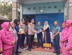 Aspers Danlantamal I Dampingi Kegiatan Sosial Anjangsana Dalam Rangka HUT Bhayangkara Ke-78 Tahun 2024  TNI AL, Belawan,- Komandan Pangkalan Utama TNI Angkatan Laut I (Danlantamal I) Brigjen TNI (Mar) Jasiman Purba, S.E., CHRMP., diwakili Aspers Danlantamal I Letkol Laut (KH) A. Imam Pambudi, melaksanakan pendampingan Kunjungan Sosial Anjangsana Ditpolairud Polda Sumut, Sumatera Utara, Rabu (26/6/2024).  Dalam kegiatan sosial anjangsana tersebut, Komandan Lantamal I diwakili Aspers Danlantamal I menyampaikan ucapan terima kasih atas kegiatan sosial anjangsana yang dilaksanakan oleh Ditpolairud Polda Sumut, dengan mengunjungi personel Lantamal I atas nama Kopka Bek Tusrana NRP 94838 Staf Disbek Lantamal I yang mengalami musibah kecelakaan kerja tahun 2021, sehingga menyebabkan kedua tangannya diamputasi.  Sementara itu, Dirpolairud Polda Sumut yang diwakili Wadirpolairud Polda Sumut AKBP Rocky Marpaung, S.I.K., mengatakan bahwa kegiatan sosial anjangsana ini dilaksanakan secara serentak oleh seluruh jajaran Kepolisian Republik Indonesia pada hari Rabu tanggal 26 Juni 2024 dalam rangka memperingati HUT Bhayangkara ke-78 Tahun 2024.  Sebagai ungkapan rasa syukur pada peringatan HUT tersebut, Polri mengadakan kegiatan sosial dengan anjangsana dan memberikan penghargaan/apresiasi kepada personel TNI/Polri yang mengalami kecacatan saat melaksanakan dinas.  Selain itu, kegiatan ini juga sebagai ungkapan rasa kebersamaan TNI/Polri dalam bingkai sinergitas yang diwujudkan dengan memberikan perhatian kepada personel instansi/aparatur negara di wilayah Sumut.   Harapan kedepan, wujud kebersamaan ini terus terjalin antara TNI dan Polri untuk menjaga keutuhan Negara Kesatuan Republik Indonesia yang  berlandaskan Pancasila dan UUD 1945.  Turut hadir dalam kegiatan sosial Anjangsana tersebut, Kadisbek Lantamal I, PJU Ditpolairud Polda Sumut, Ibu-Ibu Bhayangkari Ditpolairud Polda Sumut dan Paban Wat Spers Lantamal I.   (Dispen Lantamal I)