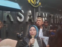 BELASAN OKNUM JATANRAS POLDA METRO JAYA MEMBANGKANG PERINTAH KAPOLRI, KEPUNG KANTOR KUASA HUKUM IKE FARIDA (LAGI-LAGI POLISI KRIMINALISASI ADVOKAT)