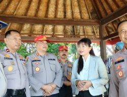 Santi Dharma Chandra sekaligus Duta Seni dan Budaya Sahabat Polisi Indonesia bersama Semeton Grub Santi Dharma Chandra di Hari Ulang Tahun Bhayangkara Polri yang ke 78