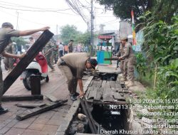 Petugas Satpol PP Kecamatan Cilincing Sterilisasi PKL di Atas Trotoar Saluran air