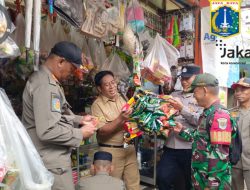Polsek Kepulauan Seribu Utara Bersama TNI dan Pemda Gelar Penertiban Makanan Minuman Kadaluarsa di Pulau Panggang*
