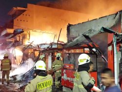 Si Jago Merah Hanguskan Sepuluh Rumah Kontrakan Semi Permanen di Semper Barat Jakarta Utara*