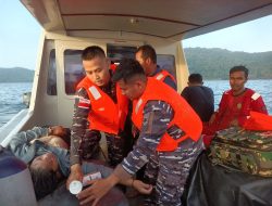 Aksi Cepat Tanggap Lanal Tarempa Evakuasi Korban Kapal Tenggelam di Perairan Tarempa