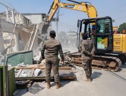 lurah Rorotan mengadakan apel bersama dalam rangka penertiban rumah penduduk yang terkena dampak proyek pembangunan rumah pompa green Cakung