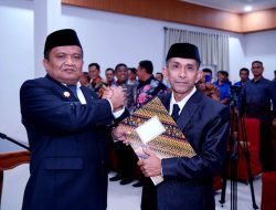Pejabat Bupati Luwu DRS H  Muh Saleh  MSI melantik  Mardi Saleh SE sebagai Direktur Perusahan Umum