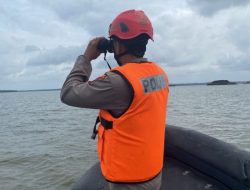 Ditpolairud Polda Kaltim Gencar Cari Korban Tenggelam di Teluk Balikpapan bersama Tim SAR