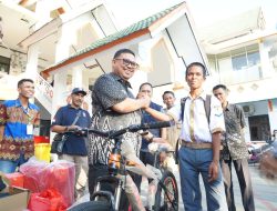   Berkilo Kilo Jalan Demi Sekolah, Pj Wali Kota Palopo Beri Hadiah Sepeda Untuk Nabil