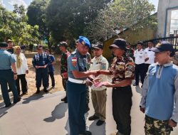 Lanal Bintan Bersama Pemerintah Daerah Bagikan Bendera Merah Putih Ke Masyarakat