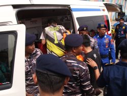 Lanal Banjarmasin Evakuasi KM. Niki Sejahtera Yang Terbakar di Perairan Masalembo