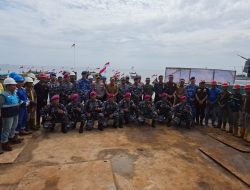 PRAJURIT LANAL BINTAN TURUT SERTA DALAM PENGIBARAN BENDERA DI PERAIRAN KARANG SINGA