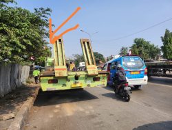 Lapak tambal ban di Jalan Akses Marunda Kebon Baru kelurahan Semper timur kecamatan Cilincing Kurang Tertib,