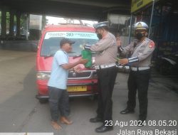 Jumat Berkah, Unit Lantas Cakung Sanlantas Jakarta_ Bagikan Sembako ke Masyarakat