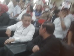 Pramono datang lebih dulu dengan mengenakan stelan hitam-hitam. Kemudian disusul Rano Karno yang datang sekitar pukul 17.15 WIB