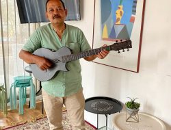 Ketemu Gitar, dr Ali Mahsun Atmo Spontan Ingat ‘Ngamen’ Waktu Kecil