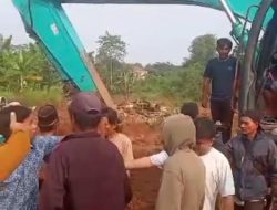 Diwarnai teriakan ratusan warga Parungpanjang Kabupaten Bogor nekad melakukan aksi penghadangan alat berat yang tengah mengerjakan proyek milik pengembang di Kampung Nangela Jagabita Kecamatan Parungpanjang Kabupaten Bogo