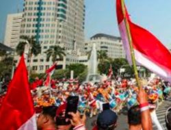 Di Arak Kembali Ke Monas Jakarta, Duplikat Bendera Pusaka Dan Teks Proklamasi.