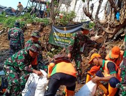 Semarakkan HUT TNI Ke-79 : Sinergi TNI, Warga Dan Dinas UPK Air Lingkungan Hidup Bersihkan Bentaran Sungai Ciliwung