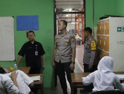 Kapolsek Metro Penjaringan Kompol Agus Ady Wijaya, SH, SIK, MSI bersama Anggota mengunjungi Sekolah SMK 56